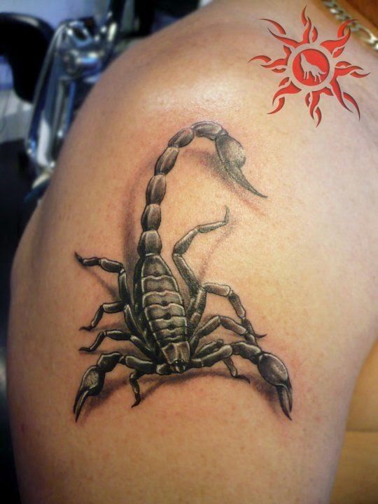 tatouage omoplate scorpion