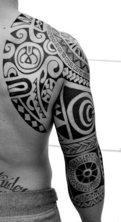 tatouage omoplate soutien gorge