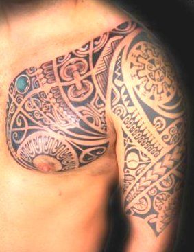 tatouage omoplate torse