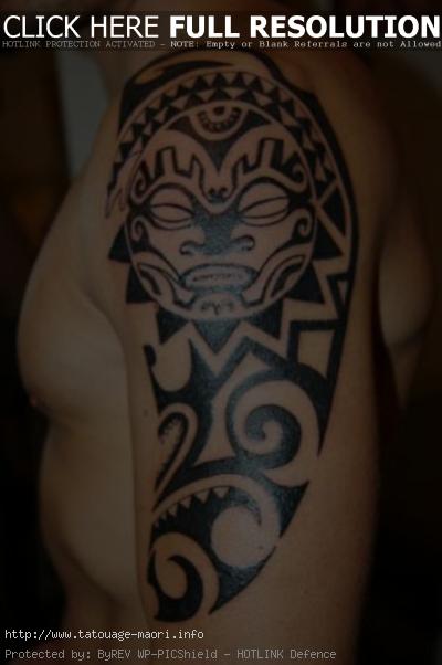 tatouage omoplate tribal