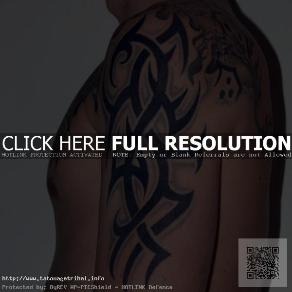 tatouage omoplate tribal