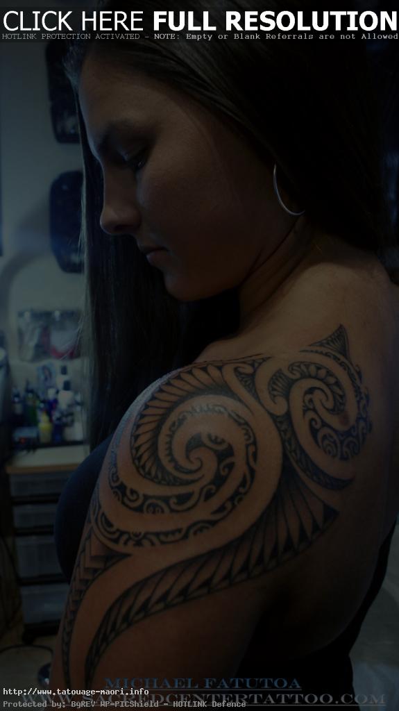 tatouage omoplate tribal homme