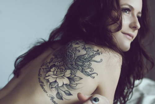 tatouage omoplate tumblr