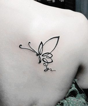 tatouage papillon discret omoplate
