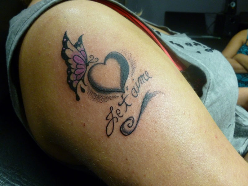 tatouage papillon discret omoplate