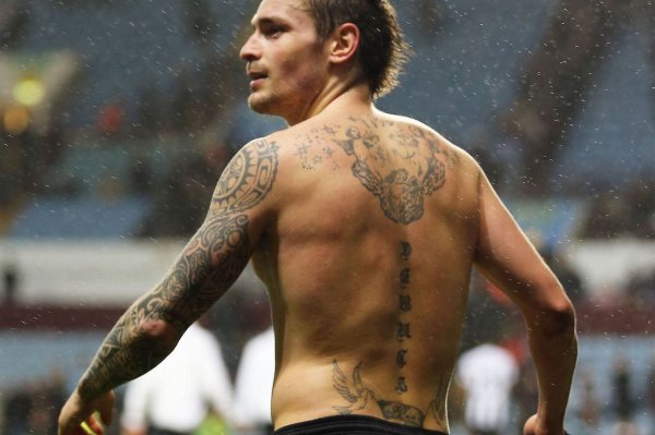 tatouage parchemin pectoraux