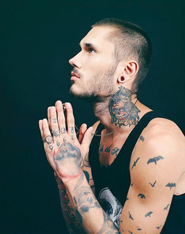 tatouage pectoraux adam levine