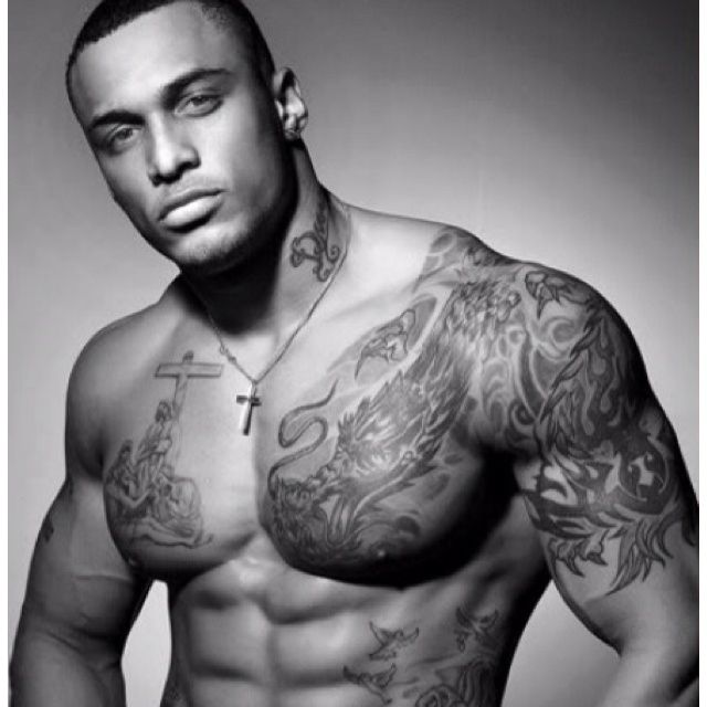 tatouage pectoraux adam levine