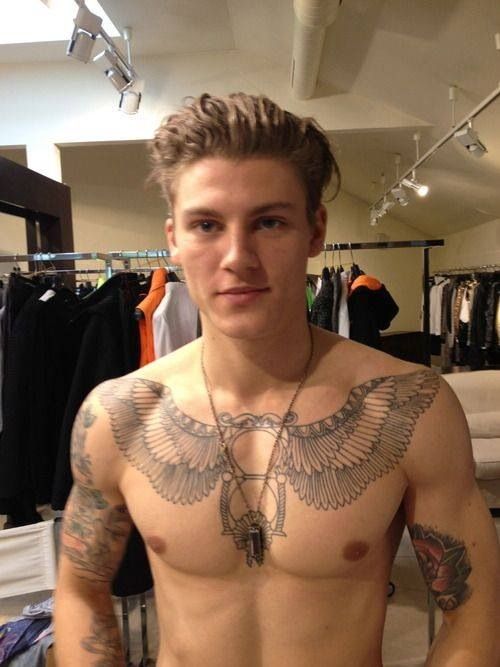 tatouage pectoraux ailes