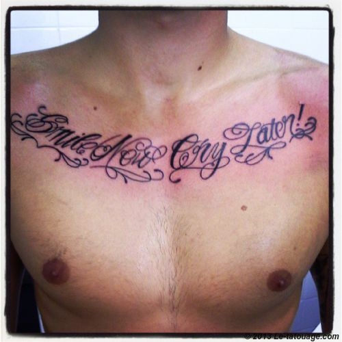 tatouage pectoraux calligraphie
