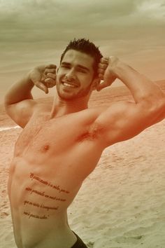 tatouage pectoraux calligraphie