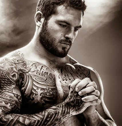 tatouage pectoraux calligraphie