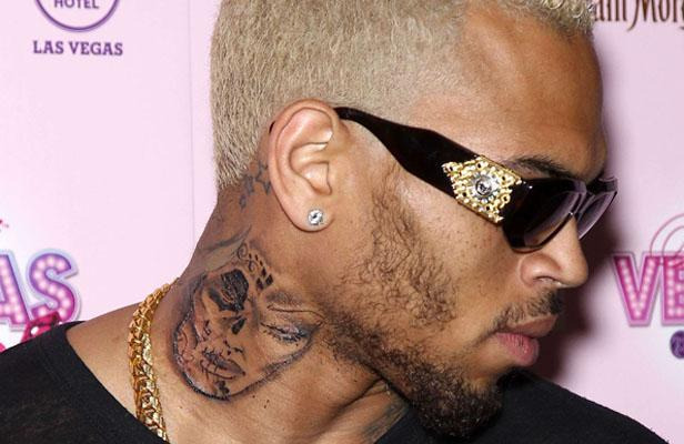 tatouage pectoraux chris brown