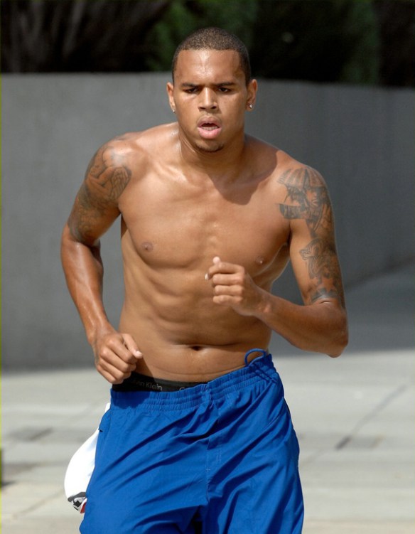 tatouage pectoraux chris brown