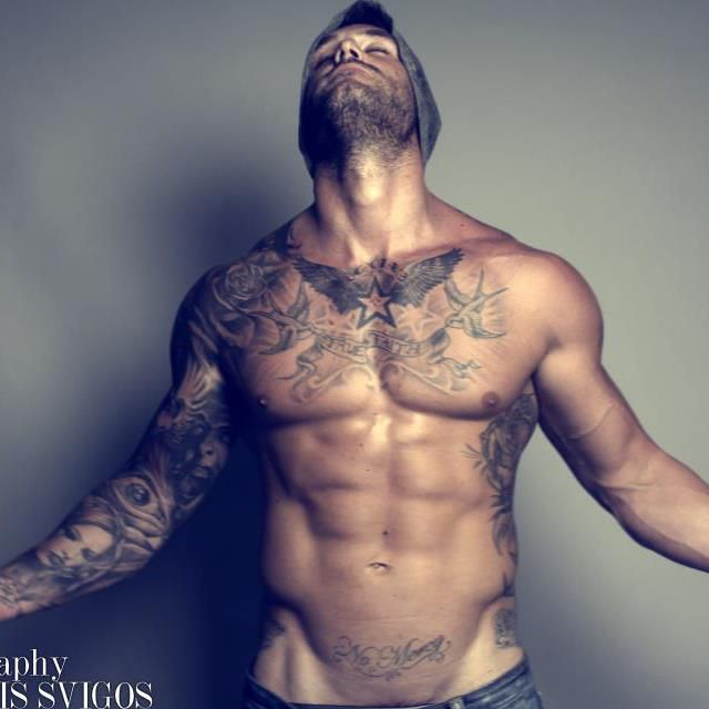 tatouage pectoraux dos