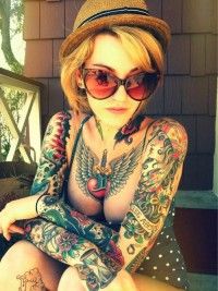 tatouage pectoraux femme