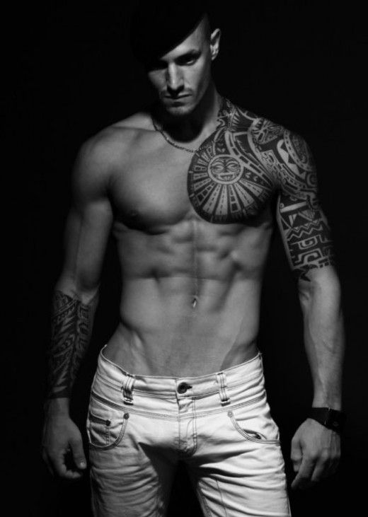 tatouage pectoraux homme