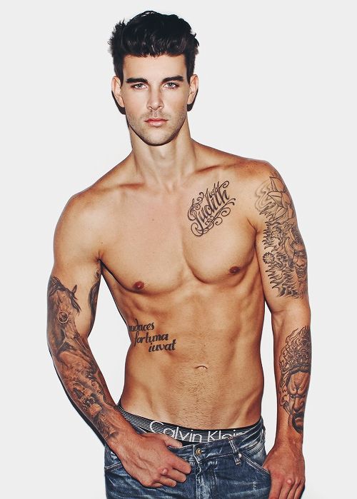 tatouage pectoraux homme phrase