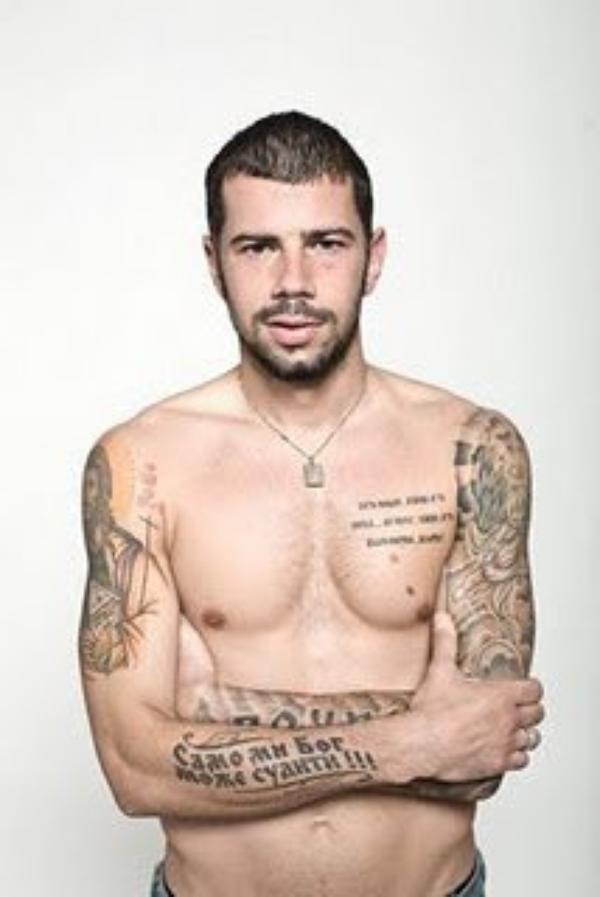 tatouage pectoraux homme phrase