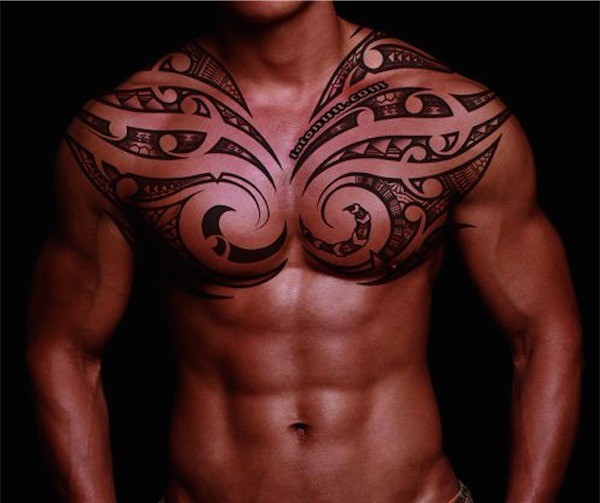 tatouage pectoraux homme polynésien