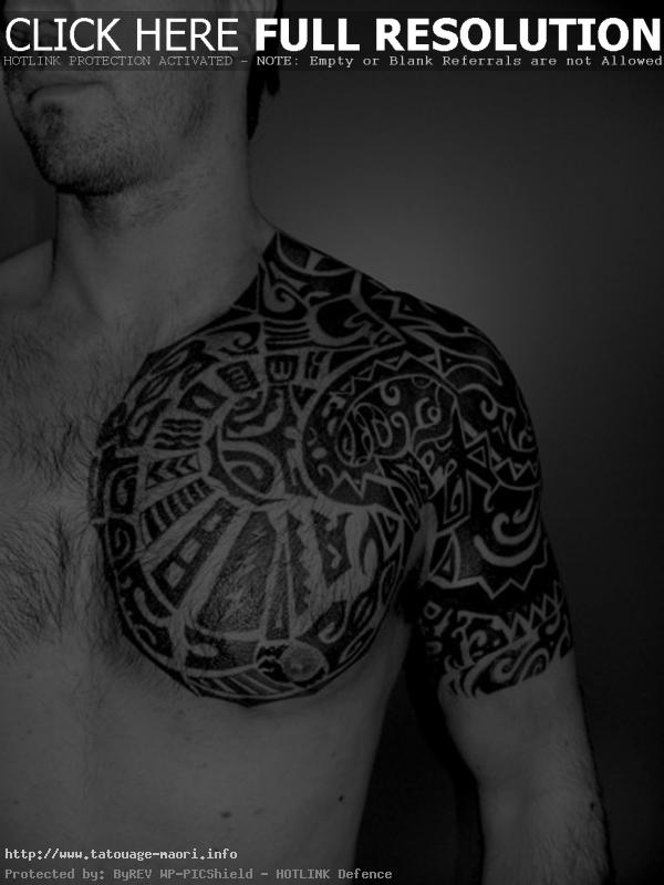tatouage pectoraux homme tribal