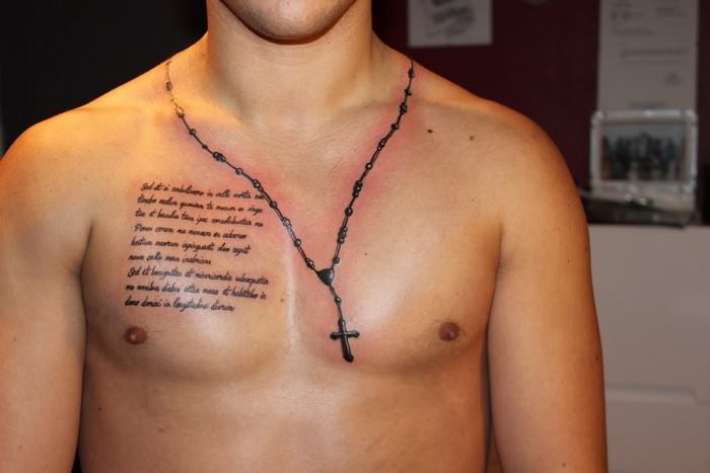 tatouage pectoraux lettrage