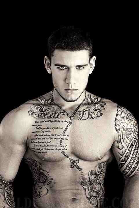 tatouage pectoraux phrase