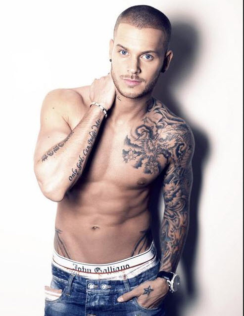 tatouage pectoraux prenom