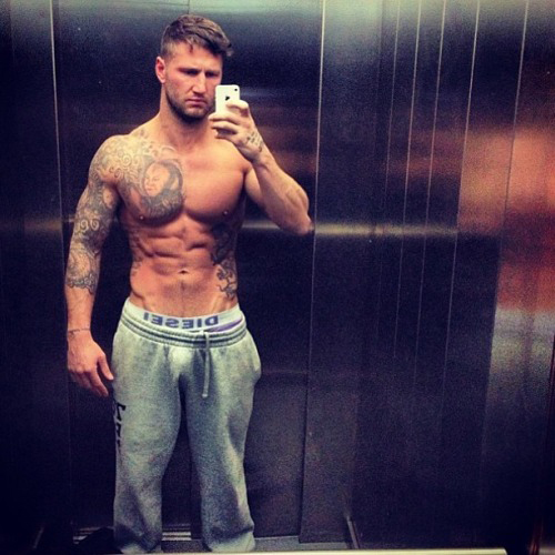 tatouage pectoraux texte