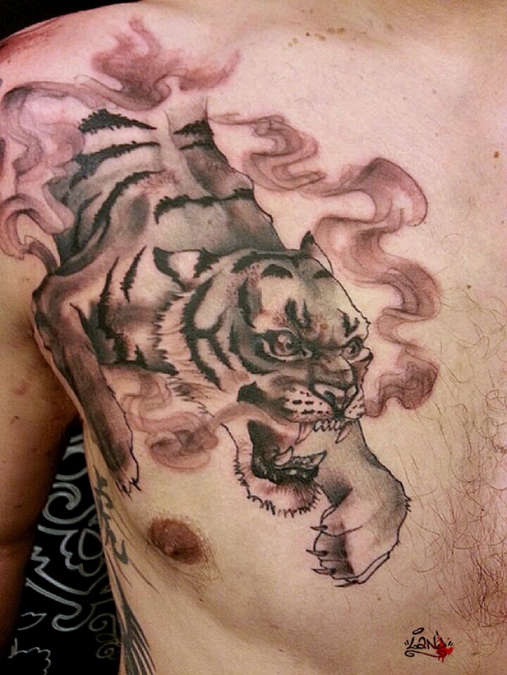 tatouage pectoraux tigre