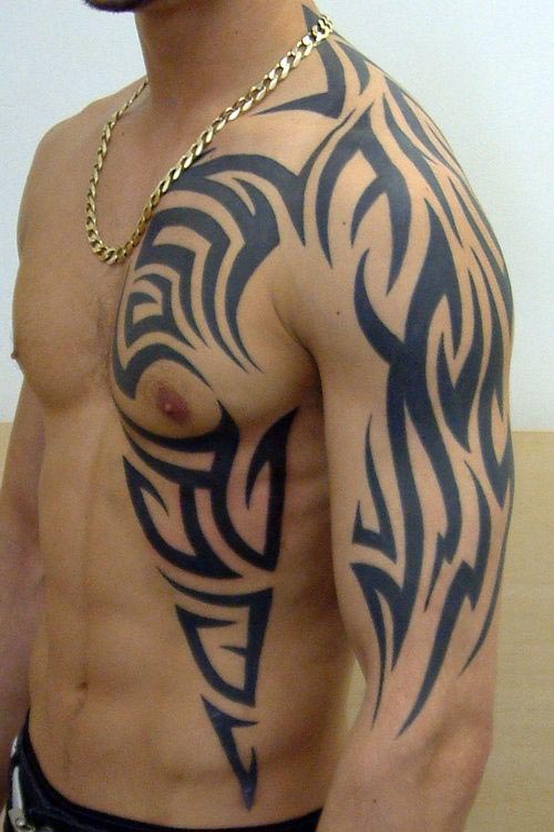 tatouage pectoraux tribal