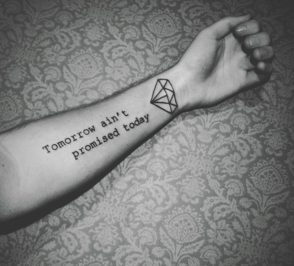 tatouage phrase bras jenifer