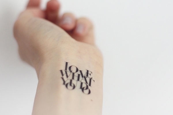 tatouage phrase bras temporaire