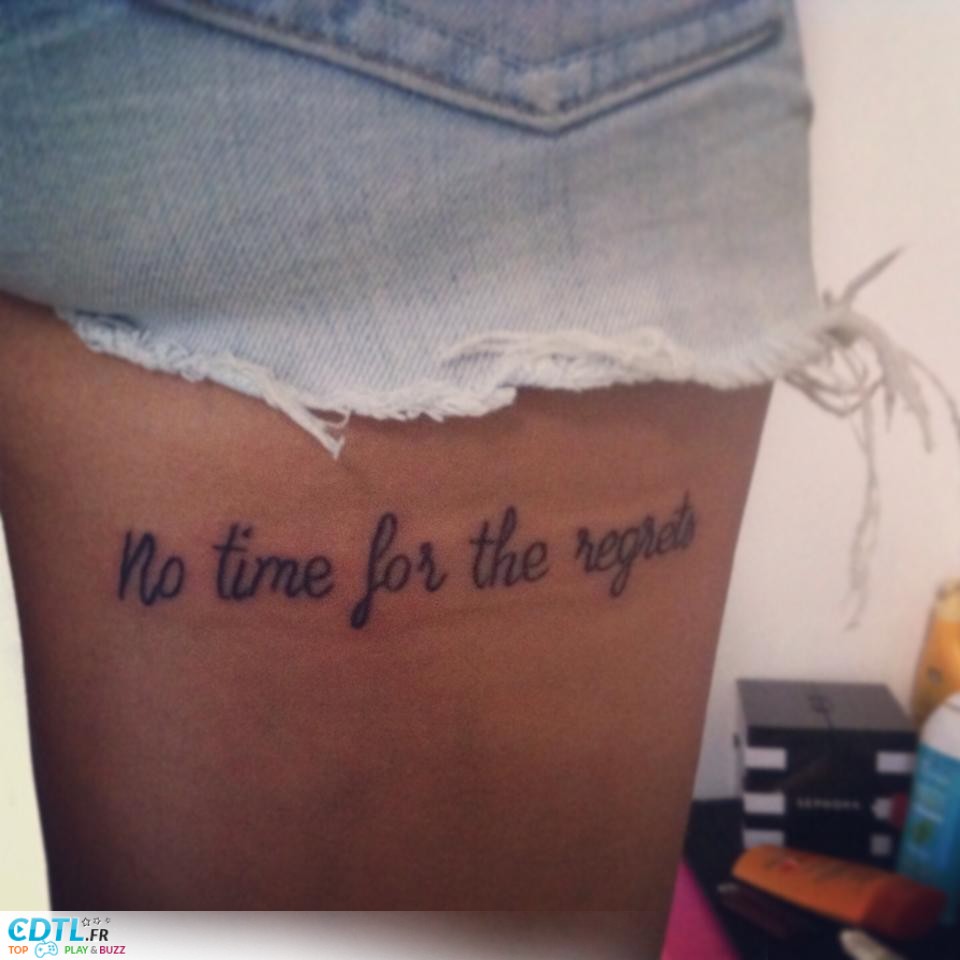 tatouage phrase cuisse avant