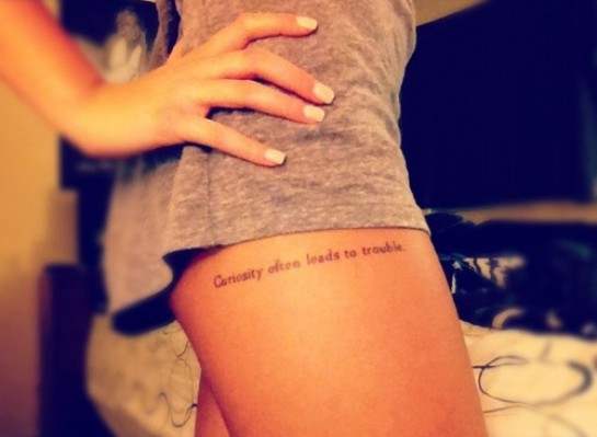 tatouage phrase cuisse avant