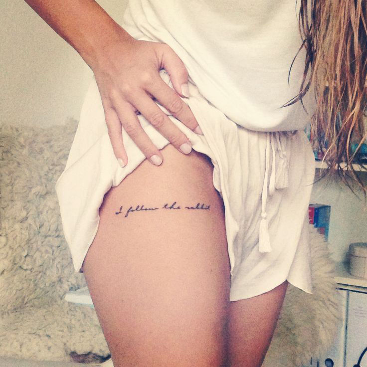 tatouage phrase cuisse avant