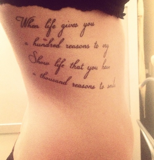 tatouage phrase femme cote