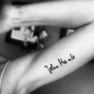 tatouage phrase intérieur bras femme