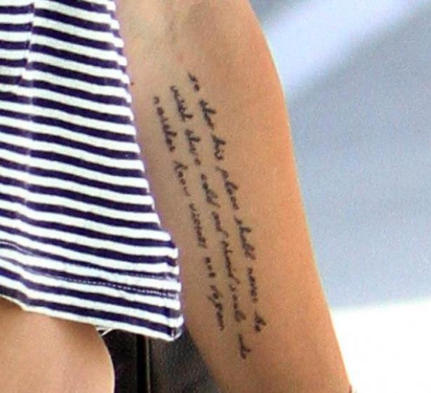 tatouage phrase intérieur bras femme