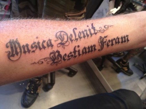 tatouage phrase latin bras