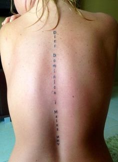 tatouage phrase latin bras