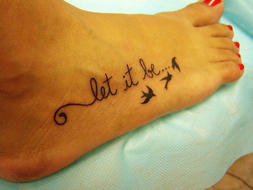 tatouage phrase pied femme