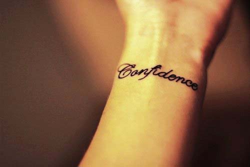 tatouage phrase poignet