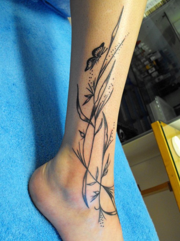 tatouage pied cheville arabesque