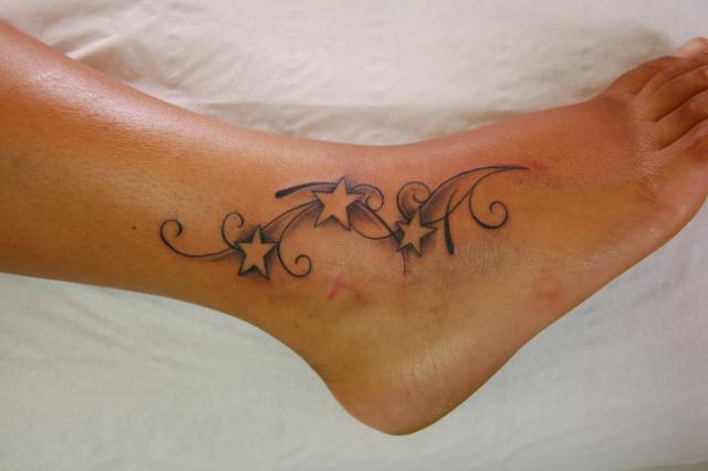 tatouage pied cheville arabesque