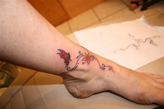 tatouage pied cheville fleur