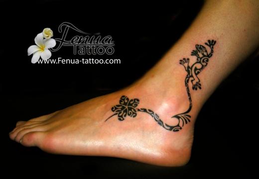tatouage pied cheville fleur