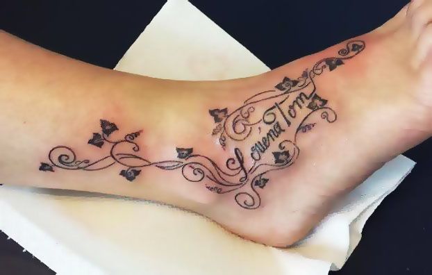 tatouage pied cheville fleur