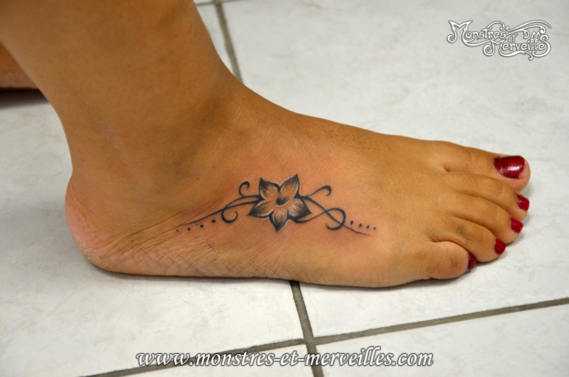 tatouage pied cheville fleur de lys