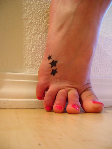 tatouage pied femme discret